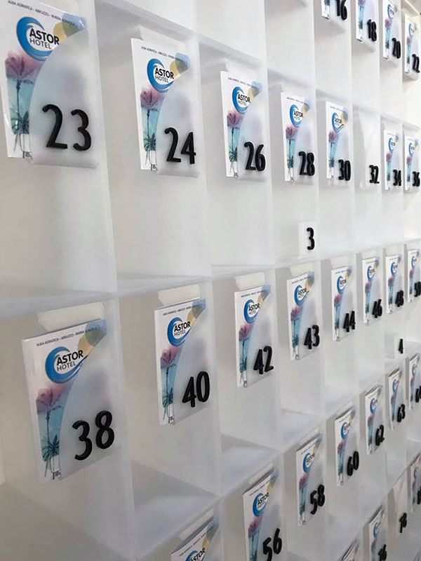 casellario plexiglass con numerazione camere